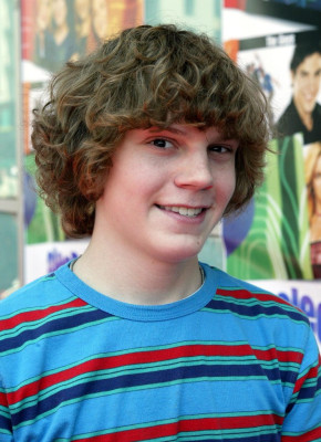 Evan Peters pic #733906