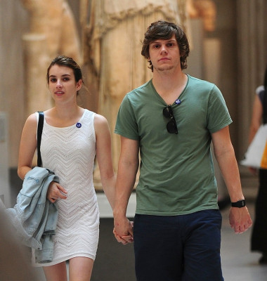 Evan Peters pic #735132