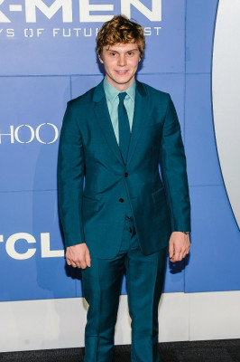 Evan Peters pic #730085
