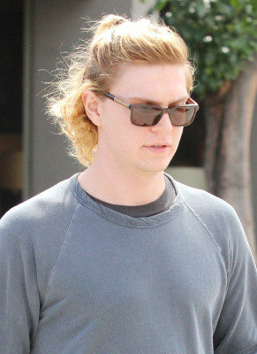 Evan Peters pic #738465