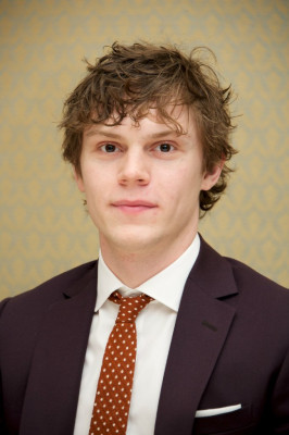 Evan Peters pic #737018