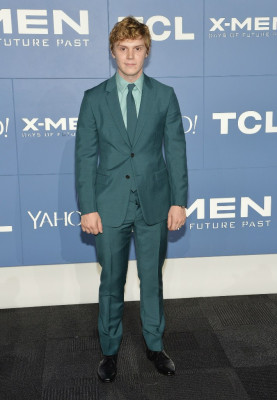 Evan Peters pic #730229