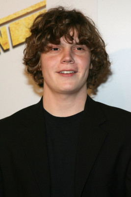 Evan Peters pic #733932