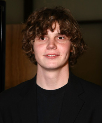 Evan Peters pic #733934