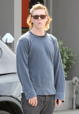 Evan Peters pic #738464