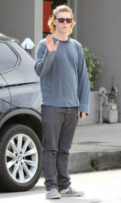 Evan Peters pic #738443