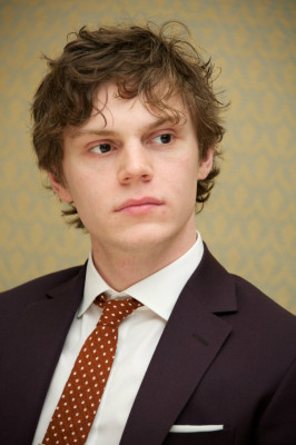 Evan Peters pic #737017