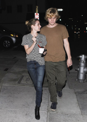 Evan Peters pic #737450