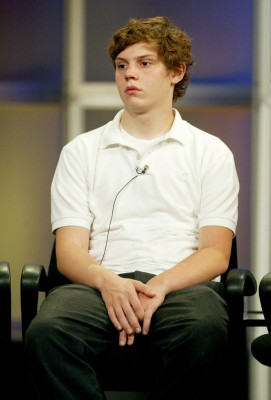 Evan Peters pic #733931