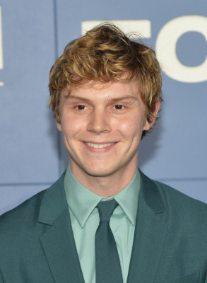 Evan Peters pic #730233