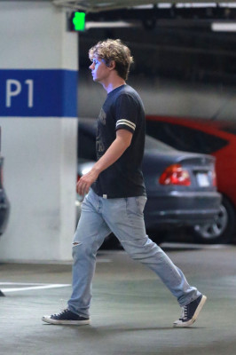 Evan Peters pic #735128