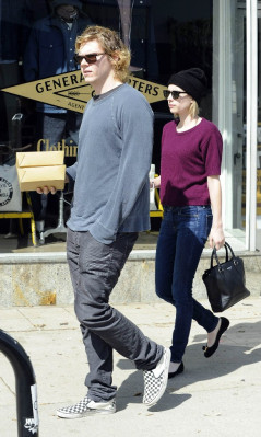 Evan Peters pic #738463