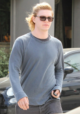 Evan Peters pic #737457