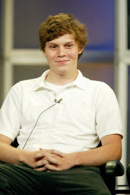 Evan Peters pic #733930