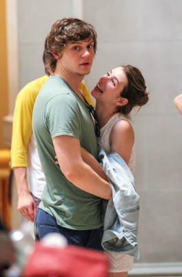 Evan Peters pic #737444