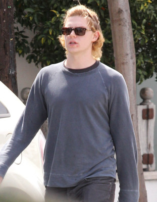 Evan Peters pic #737445