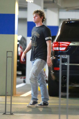 Evan Peters pic #735123