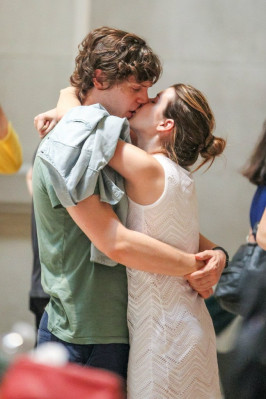 Evan Peters pic #737449