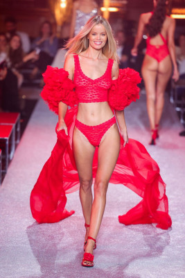 Frida Aasen – Etam Womenswear S/S 2024 Show in Paris