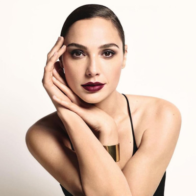 Gal Gadot – Revlon Russia’s Super Lustrous Lipstick 2018 Collection