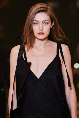 Off-White - Autumn/Winter 2019 Fashion Show in Paris