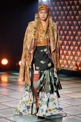 Gigi Hadid - Vivienne Westwood Fall 2023