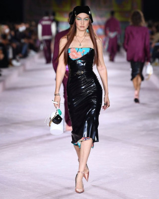 Gigi Hadid - Versace Fashion Show in Milan 09/24/2021