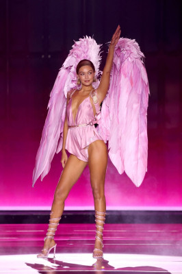 Gigi Hadid – Runway at Victoria’s Secret Fashion Show 2024