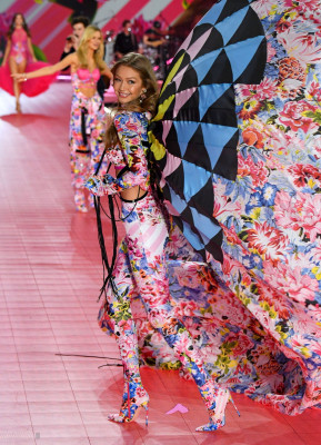Gigi Hadid - Vctoria`s Secret Fashion Show 2018 