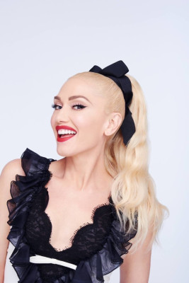 Gwen Stefani - You Make It Feel Like Christmas (2017)