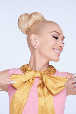 Gwen Stefani - You Make It Feel Like Christmas (2017)