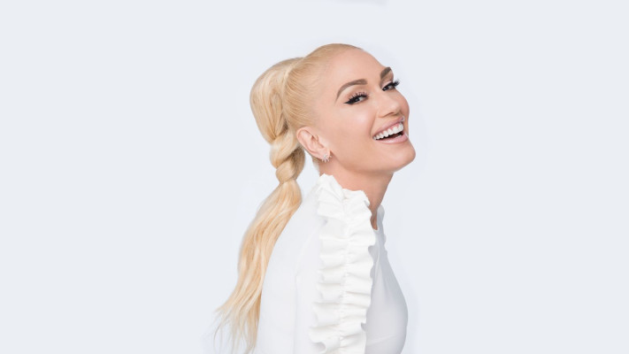 Gwen Stefani - You Make It Feel Like Christmas (2017)