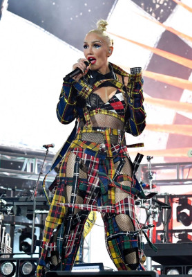 Gwen Stefani – Performing at the Coachella in Indio 