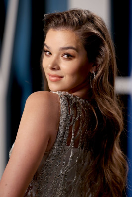 Hailee Steinfeld - Vanity Fair Oscar Party in Beverly Hills 02/09/2020