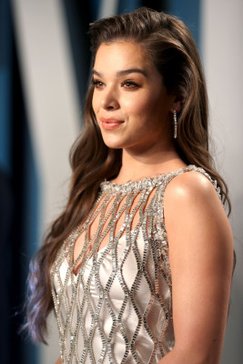 Hailee Steinfeld - Vanity Fair Oscar Party in Beverly Hills 02/09/2020