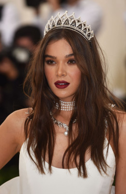 Hailee Steinfeld – MET Gala 2018
