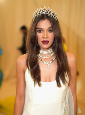 Hailee Steinfeld – MET Gala 2018