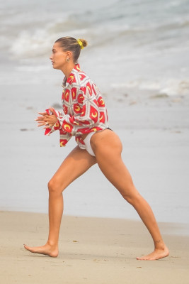 Hailey Bieber &amp; Kendall Jenner are seen in Malibu, California | 21.08.2020 