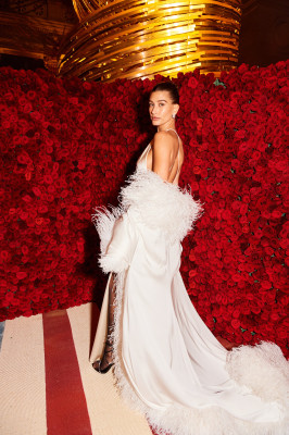 Hailey Baldwin - MET Gala 2022 (Inside)