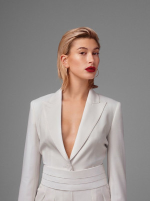 Hailey Baldwin – L’Officiel Paris 2018 Photos