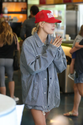 Hailey Baldwin at Earthbar in West Hollywood 