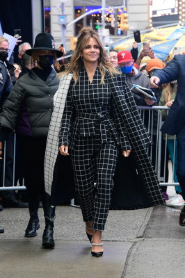 Halle Berry - Arrives at Good Morning America in New York 11/22/2021
