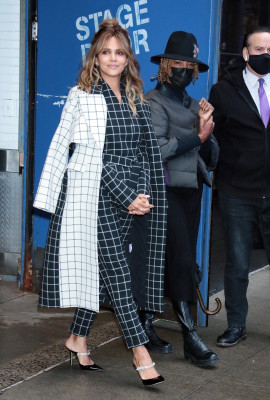 Halle Berry - Arrives at Good Morning America in New York 11/22/2021