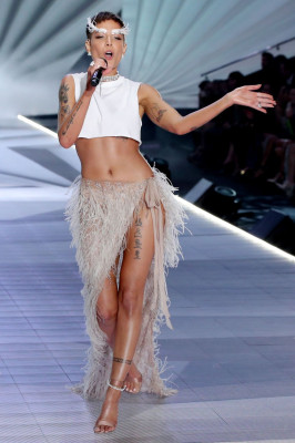 Halsey Performing at 2018 VS Fashion Show in NYC