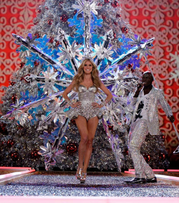 Heidi Klum - VSFS 2007 - Segment &#039;Deck the Halls&#039;
