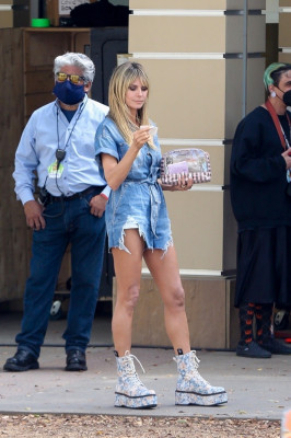Heidi Klum - Shooting KIA Commercial in Pasadena | April 24, 2021