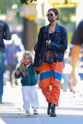 Irina Shayk is seen in New York | 18.10.2020