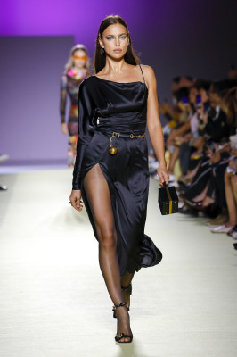 Irina Shayk - Versace Spring/Summer 2019 Fashion Show in Milan