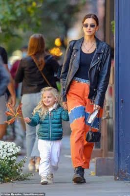 Irina Shayk is seen in New York | 18.10.2020