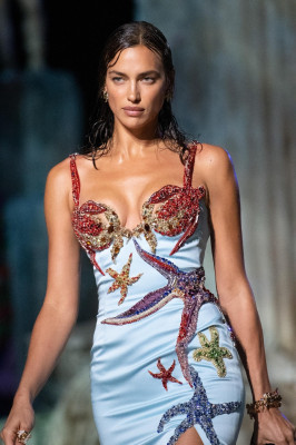Irina Shayk - Versace Fashion Show, Milan // 23.09.2020
